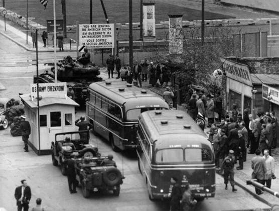 Bau der Berliner Mauer Reisebusse der Us-Army am Checkpoint Charlie, Berlin 1961. - Originale Bildbeschreibung: Übergriffe werden abgewiesen - Zu einem schweren Grenzzwischenfall, kam es auch heute wieder an der Friedrich- Ecke Kochstrasse, als zwei amerikanischen Reiseomnibussen die Einfahrt in den sowjetisch-besetzten Sektor verboten werden sollte. Englische und amerikanische Panzertruppeneinheiten bezogen Stellung, um international festgelegte Rechte der vier Besatzungsbehörden zu wahren. , Berlin Copyright: Kindermann Nur redaktionelle Nutzung Editorial use only KIN_740302109 EDITORIAL USE ONLY