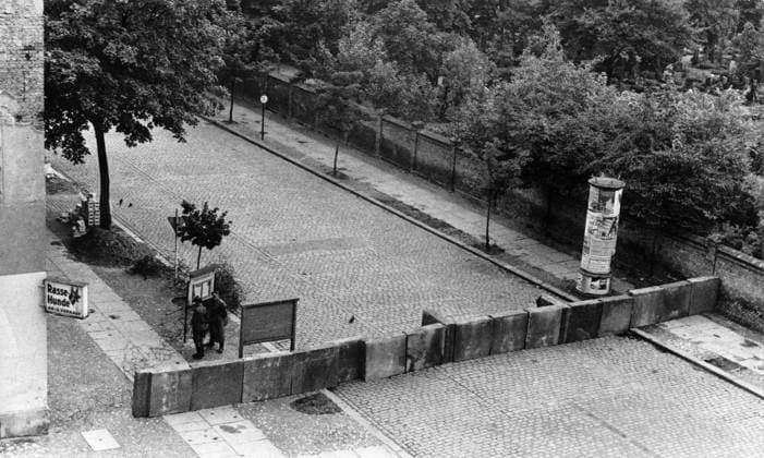 Bau der Berliner Mauer Erste Betonblockaden in der Strelitzer Str., Berlin 1961. - Originale Bildbeschreibung: Am 13. August 1961 wurde das östliche KZ geschlossen - Mit Panzern, Wasserwerfern und einem Riesenaufgebot an bewaffneteten Volkspolizisten schloß der OSten in der vergangenen Nacht die Grenzen zwischen Ost- und West-Berlin. Stacheldrahtverhaue, Betonmauern und zugemauerte Türen sollten unsere Landsleute im Osten daran hindern, die Deutsche Demokratische Republik mit dem kapitalistischen Westen zu vertauschen. - U.B.z.: Blick in die Strelitzer Straße , Berlin Copyright: Kindermann Nur redaktionelle Nutzung Editorial use only KIN_740302113 EDITORIAL USE ONLY