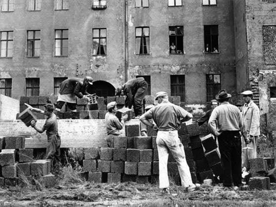 Bau der Berliner Mauer Bauarbeiten zum Bau der Berliner Mauer in der Bernauer Str. auf Ostseite, Berlin 1961. - Originale Bildbeschreibung: Bernauer Str. , Berlin Copyright: Kindermann Nur redaktionelle Nutzung Editorial use only KIN_740302116 EDITORIAL USE ONLY