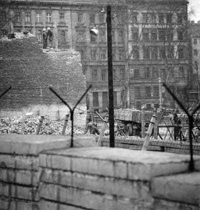 Bau der Berliner Mauer Abriss eines Wohnhauses im Bereich der Berliner Mauer in der Bernauer Str. auf Ostseite, Berlin 1961. - Originale Bildbeschreibung: Bernauerstr. sic. , Berlin Copyright: Kindermann Nur redaktionelle Nutzung Editorial use only KIN_740302117 EDITORIAL USE ONLY