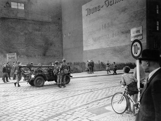 Bau der Berliner Mauer US-Soldaten positionieren eine Kurzschusswaffe auf einem Jeep in Richtung der kürzlich errichtete Berliner Mauer aus, Berlin 1961. Originale Bildbeschreibung: Sie haben Stellung bezogen - Die drei in Westberlin stationierten alliierten Schutzmächte. An den Grenzen unserer Inselstadt sind die feldmäßig ausgerichteten Truppen in Stellung gegangen, um die Freiheit Berlins und damit die Freiheit der ganzen Welt zu verteidigen. - U.B.z.: Amerikaner in der Charlottenstrasse , Berlin Copyright: Kindermann Nur redaktionelle Nutzung Editorial use only KIN_740302119 EDITORIAL USE ONLY