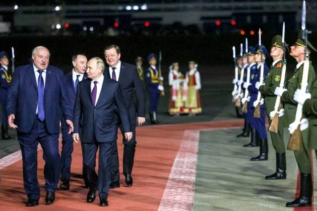 News Themen der Woche KW21 BELARUS, MINSK - MAY 23, 2024: Russia s President Vladimir Putin and Belarus President Alexander Lukashenko (R-L front) talk during a welcome ceremony at Minsk National Airport. Mikhail Metzel Russian Presidential Press and Information Office TASS  70402551