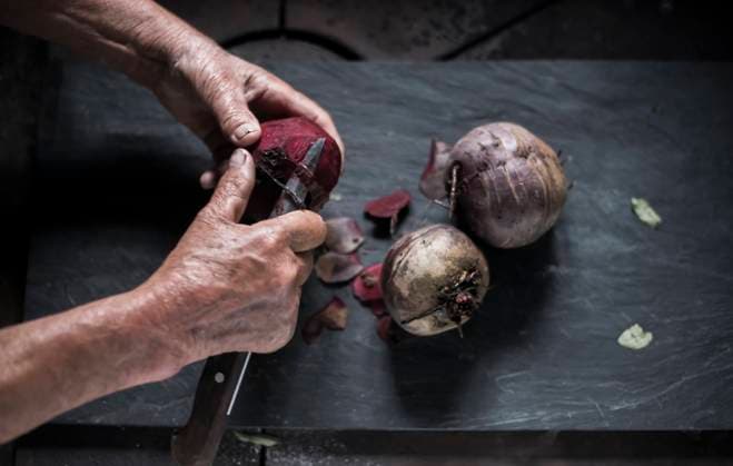 Hands of senior farmer peeling beetroot on table model released, Symbolfoto, HHF05971