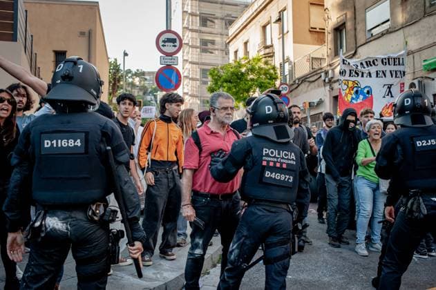 May 23, 2024, Barcelona, Spain: In the Park Guell neighborhood of Barcelona, Ã¢â‚¬¹Ã¢â‚¬¹people argue with police officers during a protest against the Louis Vuitton fashion show. Barcelona residents gathered around Park Guell in Barcelona against the Louis Vuitton fashion show and protesting various social issues such as mass tourism, gentrification, animal rights or the commercialization and privatization of public spaces by the city council. Barcelona Spain - ZUMAb137 20240523_fap_b137_016 Copyright: xJordixBoixareux
