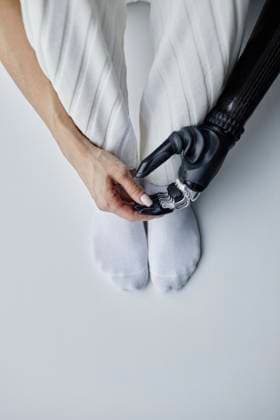 Creative Highlights Symbolbilder Young woman with black bionic hand sitting at home model released, Symbolfoto property released, KPEF00688