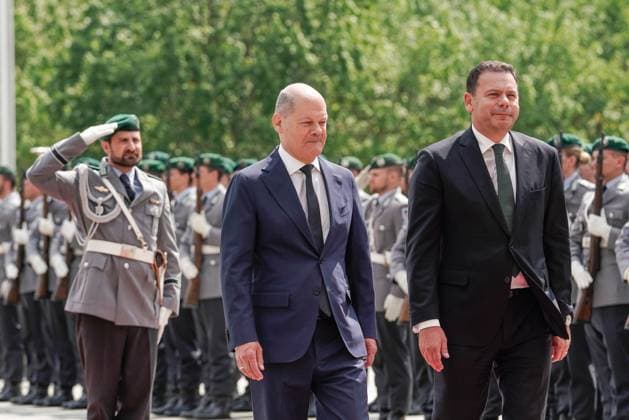 News Themen der Woche KW21 Berlin, Deutschland 24. Mai 2024: Begrüßung des Ministerpräsidenten der Republik Portugal - 24.05.2024 Im Bild: v.li.: Bundeskanzler Olaf Scholz (SPD), Luis Montenegro, Ministerpräsident der Portugiesischen Republik beim Abschreiten der Ehrenformation *** Berlin, Germany 24 May 2024 Greeting of the Prime Minister of the Republic of Portugal 24 05 2024 In the picture from left Federal Chancellor Olaf Scholz SPD , Luis Montenegro, Prime Minister of the Portuguese Republic at the departure of the honor formation Copyright: xFotostandx xReuhlx