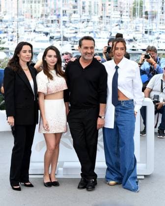 Cannes, 77th Cannes Film Festival 2024 Photocall film: L Amour Ouf (Beating Hearts) In the photo: Elodie Bouchez, Mallory Wanecque, Gilles Lellouche, Adele Exarchopoulos  Copyright: xAlbertoxTerenghix xipa-agency.nex xPoolxPhotoxEventsx03x IPA_Agency_IPA46482201