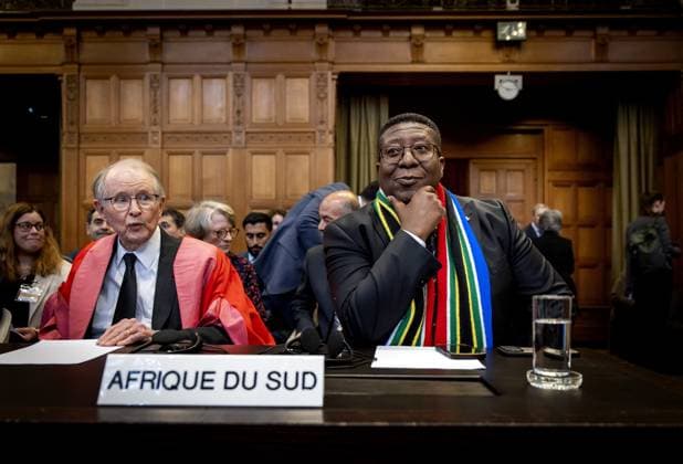 Bilder des Jahres 2024, News 05 Mai News Themen der Woche KW21 News Bilder des Tages THE HAGUE - Ambassador Vusimuzi Madonsela (R) of South Africa during a ruling by the International Court of Justice (ICJ) on the situation in Rafah. South Africa has asked the UN court to take action because there is a threat of genocide in the Gaza Strip. ANP KOEN VAN WEEL netherlands out - belgium out  Copyright: xx x499447615x originalFilename: 499447615.jpg