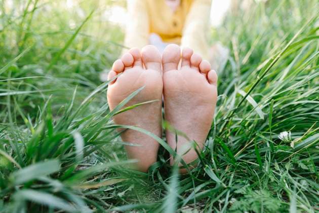 Creative Highlights Symbolbilder Girls feet over green grass in park model released, Symbolfoto, SIF01095