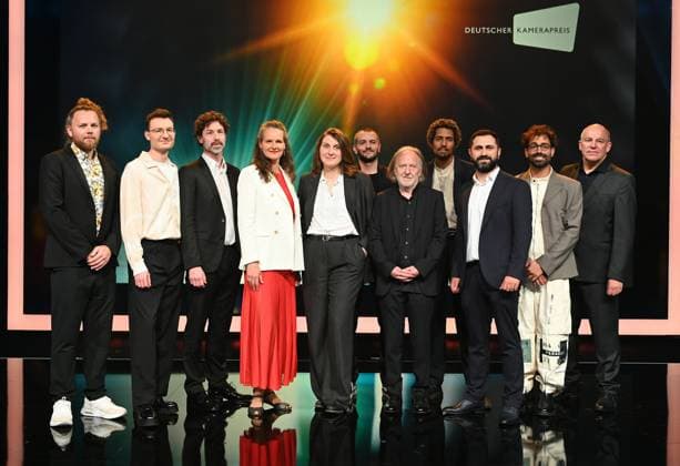 Entertainment Bilder des Tages Preisträger Lukas Wunschik, Markus Ott, Nicolai Mehring, Anne Jünemann, Yana Höhnerbach, Philipp Straetker, Rainer Klausmann, Noah Böhm, Daniel Guliyev, Christopher Aoun, und Walter Demonte (Geschäftsführer des Vereins DEUTSCHER KAMERAPREIS e.V.) l-r, posieren auf der Bühne bei der Verleihung 34. Deutscher Kamerapreis