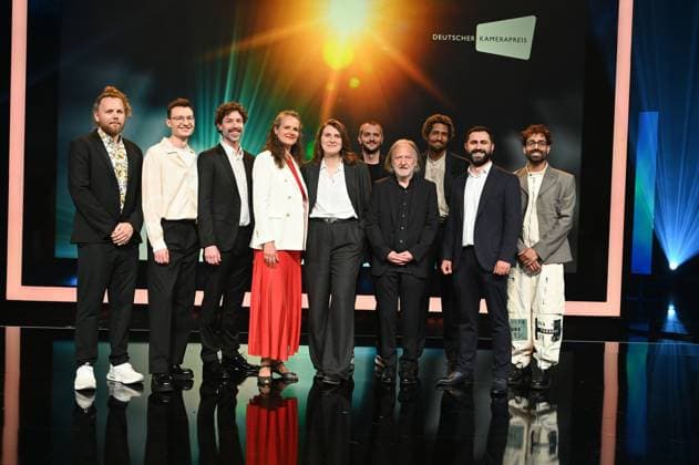 Preisträger Lukas Wunschik, Markus Ott, Nicolai Mehring, Anne Jünemann, Yana Höhnerbach, Philipp Straetker, Rainer Klausmann, Noah Böhm, Daniel Guliyev, Christopher Aoun, l-r, Posieren auf der Bühne bei der Verleihung 34. Deutscher Kamerapreis