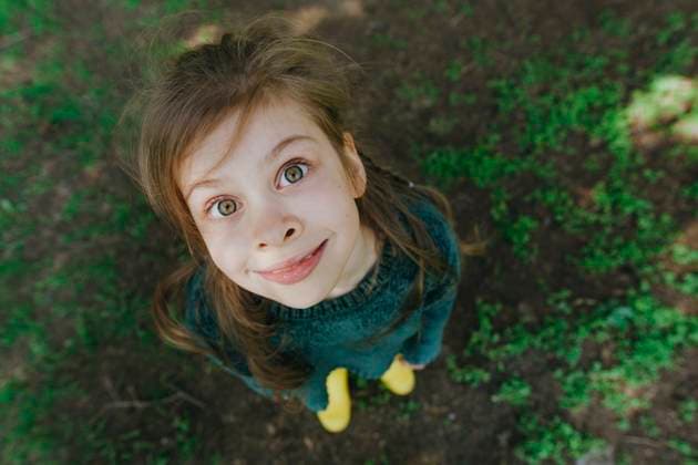 Creative Highlights Symbolbilder Smiling girl standing in forest model released, Symbolfoto, YTF02231