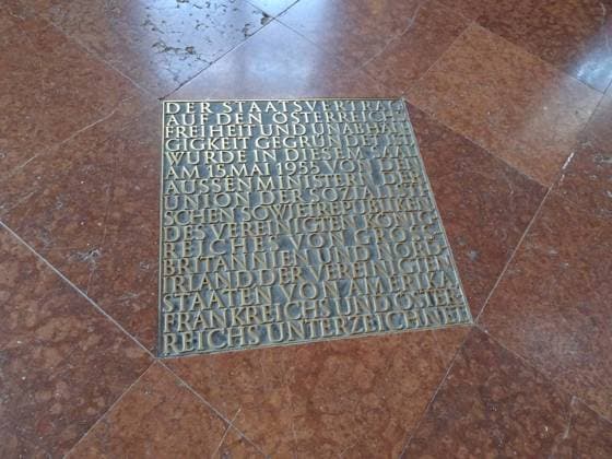 Gedenkstein, Unterzeichnung, österreichischer, Staatsvertrag, 1955, Schloss Belvedere, Ausstellung, Kunstwerke, Bilder, Wien, 2024, Manfred Siebinger