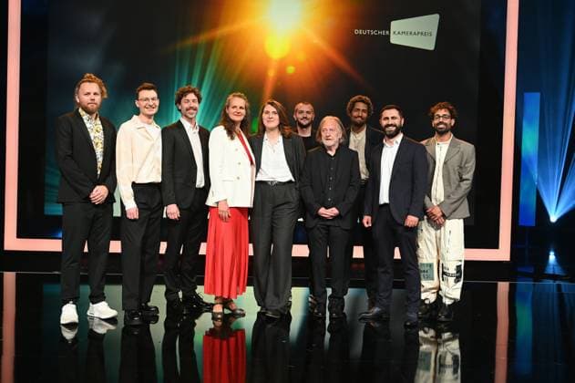 Preisträger Lukas Wunschik, Markus Ott, Nicolai Mehring, Anne Jünemann, Yana Höhnerbach, Philipp Straetker, Rainer Klausmann, Noah Böhm, Daniel Guliyev, Christopher Aoun, l-r, Posieren auf der Bühne bei der Verleihung 34. Deutscher Kamerapreis