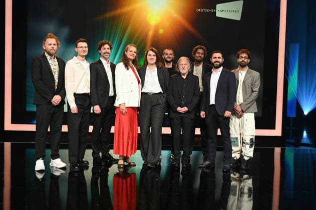 Preisträger Lukas Wunschik, Markus Ott, Nicolai Mehring, Anne Jünemann, Yana Höhnerbach, Philipp Straetker, Rainer Klausmann, Noah Böhm, Daniel Guliyev, Christopher Aoun, l-r, Posieren auf der Bühne bei der Verleihung 34. Deutscher Kamerapreis