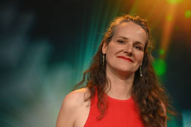 Editorin Anne Jünemann, Preisträgerin Bester Schnitt Fiktion Kino für ihre Arbeit an Behrooz Karamizades Drama Leere Netze bei der Verleihung 34. Deutscher Kamerapreis