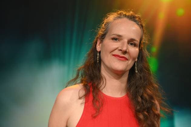 Editorin Anne Jünemann, Preisträgerin Bester Schnitt Fiktion Kino für ihre Arbeit an Behrooz Karamizades Drama Leere Netze bei der Verleihung 34. Deutscher Kamerapreis