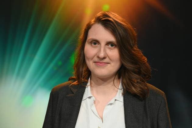 Editorin Yana Höhnerbach, Preisträgerin Bester Schnitt Doku Screen für Drei Frauen – Ein Krieg bei der Verleihung 34. Deutscher Kamerapreis