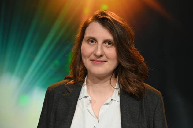 Editorin Yana Höhnerbach, Preisträgerin Bester Schnitt Doku Screen für Drei Frauen – Ein Krieg bei der Verleihung 34. Deutscher Kamerapreis