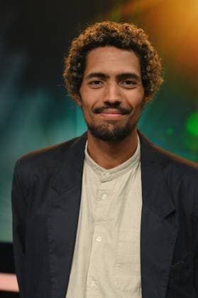 Kameramann Noah Böhm, Preisträger Beste Kamera Kurzfilm, erhält die Auszeichnung für seine Kameraarbeit in Berthold Wahjudis Kurzfilm Sensibelchen bei der Verleihung 34. Deutscher Kamerapreis