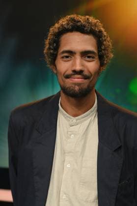 Kameramann Noah Böhm, Preisträger Beste Kamera Kurzfilm, erhält die Auszeichnung für seine Kameraarbeit in Berthold Wahjudis Kurzfilm Sensibelchen bei der Verleihung 34. Deutscher Kamerapreis