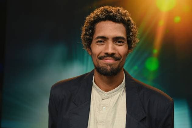 Kameramann Noah Böhm, Preisträger Beste Kamera Kurzfilm, erhält die Auszeichnung für seine Kameraarbeit in Berthold Wahjudis Kurzfilm Sensibelchen bei der Verleihung 34. Deutscher Kamerapreis