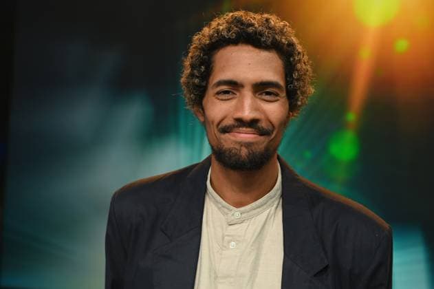 Kameramann Noah Böhm, Preisträger Beste Kamera Kurzfilm, erhält die Auszeichnung für seine Kameraarbeit in Berthold Wahjudis Kurzfilm Sensibelchen bei der Verleihung 34. Deutscher Kamerapreis