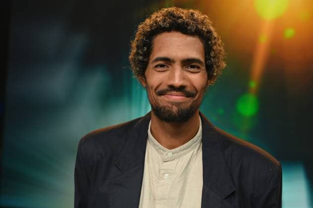 Kameramann Noah Böhm, Preisträger Beste Kamera Kurzfilm, erhält die Auszeichnung für seine Kameraarbeit in Berthold Wahjudis Kurzfilm Sensibelchen bei der Verleihung 34. Deutscher Kamerapreis