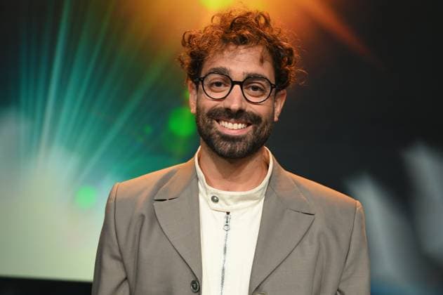 Kameramann Christopher Aoun, Preisträger Beste Kamera Fiktion Screen für die Filmreihe ZEIT Verbrechen – Deine Brüder bei der Verleihung 34. Deutscher Kamerapreis
