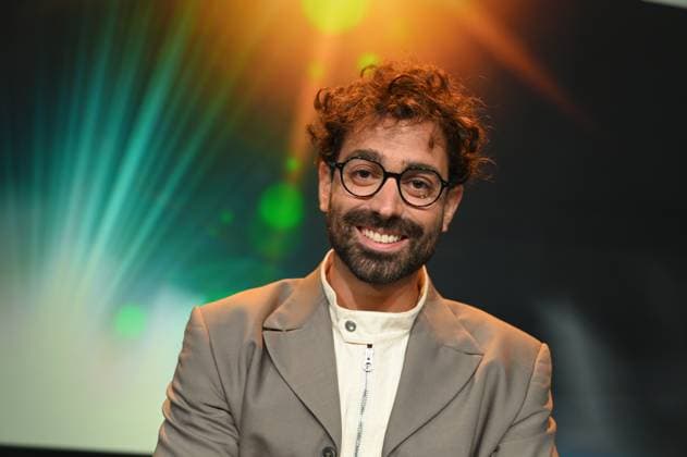 Kameramann Christopher Aoun, Preisträger Beste Kamera Fiktion Screen für die Filmreihe ZEIT Verbrechen – Deine Brüder bei der Verleihung 34. Deutscher Kamerapreis