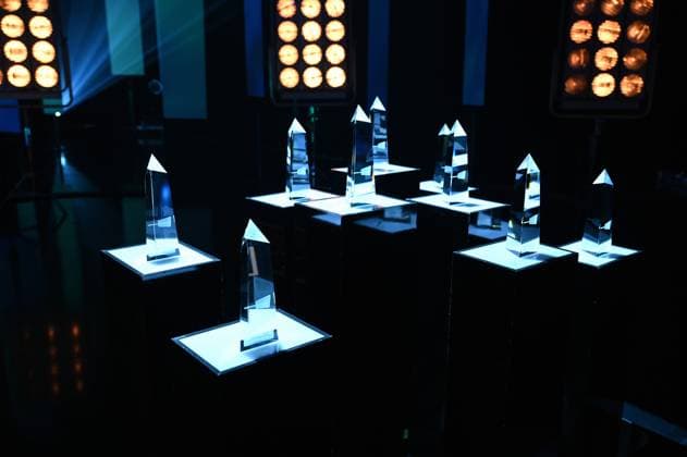 Die Preise stehen bei Verleihung 34. Deutscher Kamerapreis an der Bühne