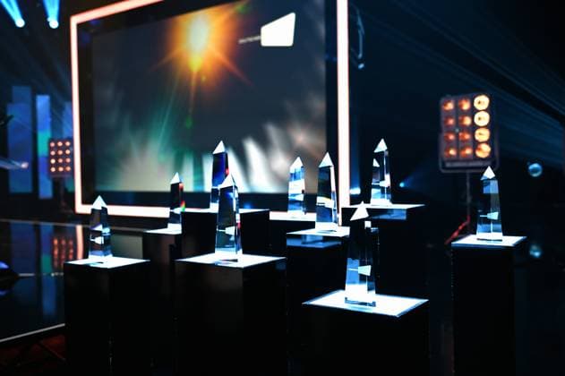 Die Preise stehen bei Verleihung 34. Deutscher Kamerapreis an der Bühne