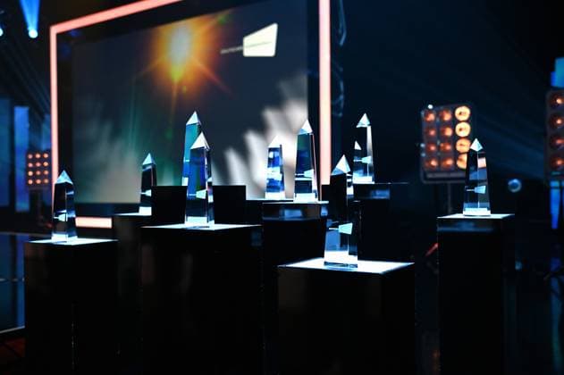 Die Preise stehen bei Verleihung 34. Deutscher Kamerapreis an der Bühne