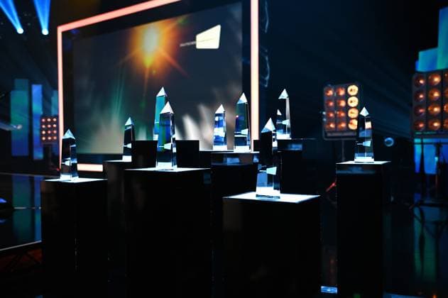 Die Preise stehen bei Verleihung 34. Deutscher Kamerapreis an der Bühne