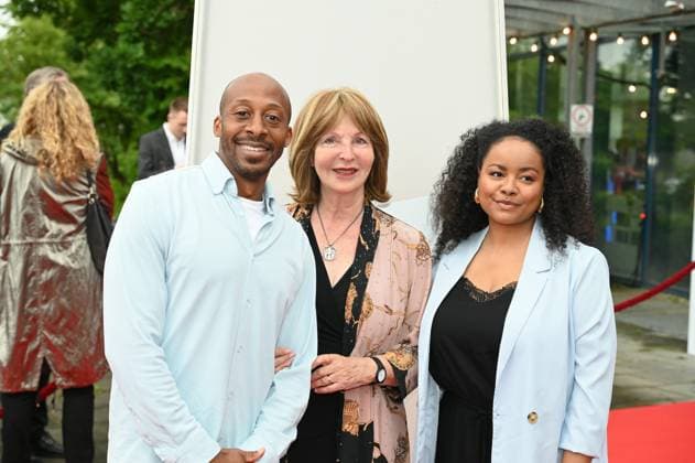 l-r, Schauspieler Quatis Tarkington, ehem. Bürgermeisterin Angela Spizig und Schauspielerin Catherine Chikosi kommt zu der Verleihung 34. Deutscher Kamerapreis