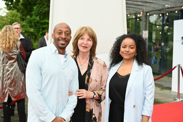 l-r, Quatis Tarkington, ehem. Bürgermeisterin Angela Spizig und Schauspielerin Catherine Chikosi kommt zu der Verleihung 34. Deutscher Kamerapreis