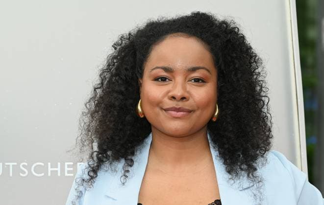 Schauspielerin Catherine Chikosi kommt zu der Verleihung 34. Deutscher Kamerapreis