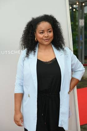 Schauspielerin Catherine Chikosi kommt zu der Verleihung 34. Deutscher Kamerapreis