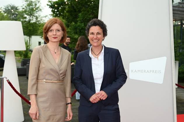 WDR Direktorin Katrin Vernau und WDR Direktorin Dominique Hoffmann, l-r, kommt zu der Verleihung 34. Deutscher Kamerapreis