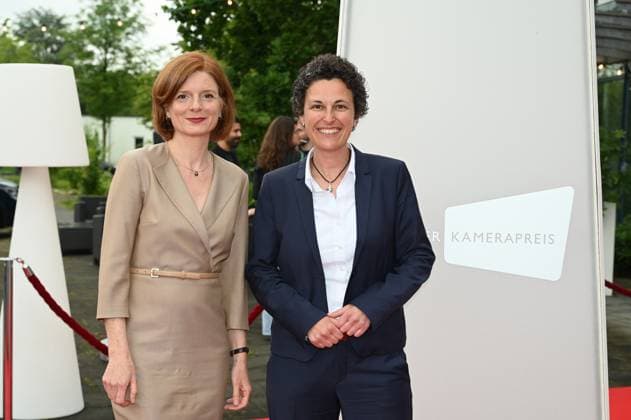 WDR Direktorin Katrin Vernau und WDR Direktorin Dominique Hoffmann, l-r, kommt zu der Verleihung 34. Deutscher Kamerapreis
