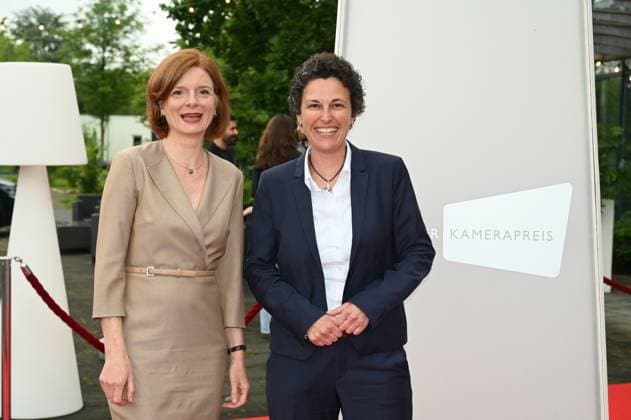 WDR Direktorin Katrin Vernau und WDR Direktorin Dominique Hoffmann, l-r, kommt zu der Verleihung 34. Deutscher Kamerapreis