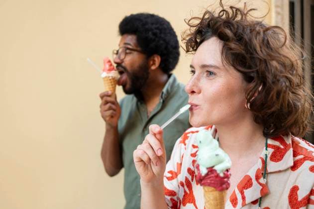 Friends eating ice cream in front of wall model released, Symbolfoto, VRAF00535