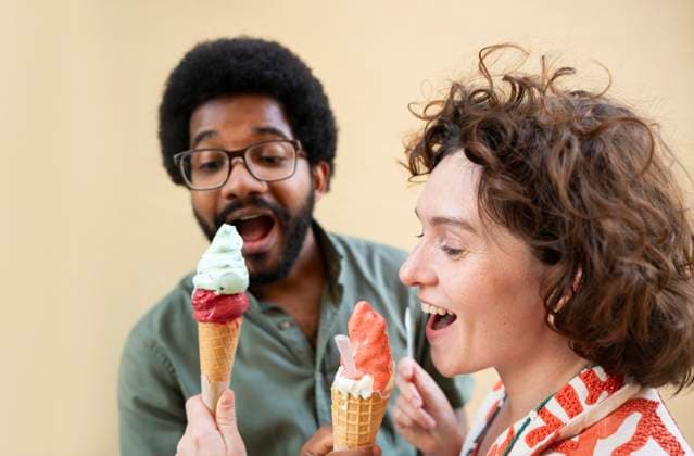 Creative Highlights Symbolbilder Happy friends sharing ice cream in front of wall model released, Symbolfoto, VRAF00536