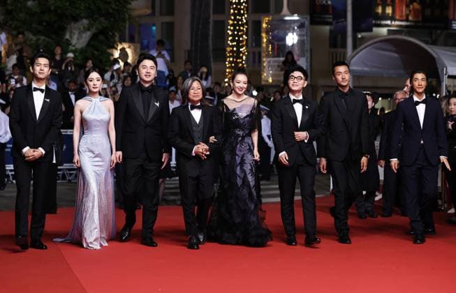 (240525) -- CANNES, May 25, 2024 -- Director Peter Ho-sun Chan (4th L) arrives with cast members for the screening of the film She s got no name at the 77th edition of the Cannes Film Festival in Cannes, southern France, on May 24, 2024. ) FRANCE-CANNES-FILM FESTIVAL-SHE S GOT NO NAME GaoxJing 
