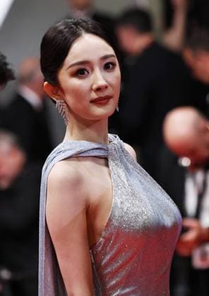 (240525) -- CANNES, May 25, 2024 -- Actress Yang Mi arrives for the screening of the film She s got no name at the 77th edition of the Cannes Film Festival in Cannes, southern France, on May 24, 2024. ) FRANCE-CANNES-FILM FESTIVAL-SHE S GOT NO NAME GaoxJing 