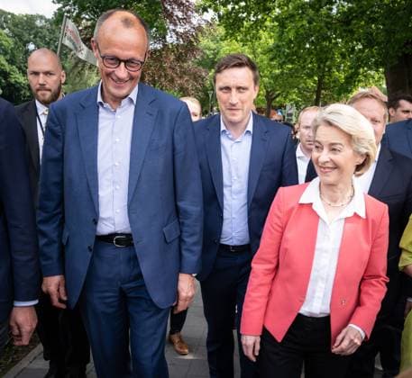 CDU-Wahlkampfveranstaltung zu Europawahl 2024 in Wunstorf-Steinhude am Steinhuder Meer bei Hannover in Niedersachsen Friedrich Merz, Ursula von der Leyen und Sebastian Lechner bei ihrer Ankunft;Friedrich Merz, Ursula von der Leyen und Sebastian Lechner bei ihrer Ankunft, Steinhude Niedersachsen Deutschland Vorplatz Seeterrassen *** CDU election campaign event for the 2024 European elections in Wunstorf Steinhude am Steinhuder Meer near Hanover in Lower Saxony Friedrich Merz, Ursula von der Leyen and Sebastian Lechner on their arrival Friedrich Merz, Ursula von der Leyen and Sebastian Lechner on their arrival, Steinhude Lower Saxony Germany forecourt Seeterrassen