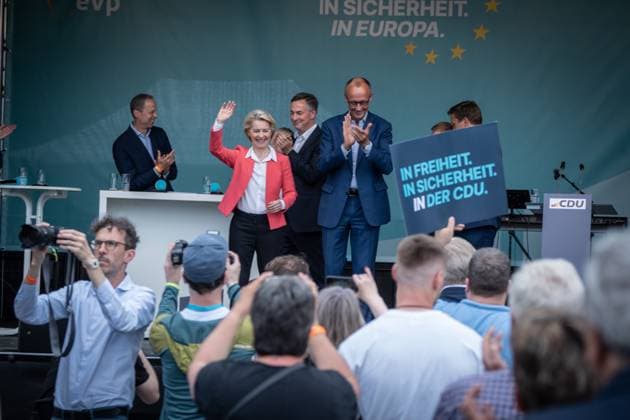 News Themen der Woche KW21 CDU-Wahlkampfveranstaltung zu Europawahl 2024 in Wunstorf-Steinhude am Steinhuder Meer bei Hannover in Niedersachsen Ursula von der Leyen und Friedrich Merz auf der Bühne der Wahlkampfveranstaltung;CDU-Wahlkampfveranstaltung zu Europawahl 2024 in Wunstorf-Steinhude am Steinhuder Meer bei Hannover in Niedersachsen Ursula von der Leyen und Friedrich Merz auf der Bühne der Wahlkampfveranstaltung, Steinhude Niedersachsen Deutschland Vorplatz Seeterrassen *** CDU election campaign event for the 2024 European elections in Wunstorf Steinhude am Steinhuder Meer near Hanover in Lower Saxony Ursula von der Leyen and Friedrich Merz on the stage of the election campaign event CDU election campaign event for the 2024 European elections in Wuns