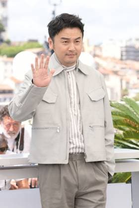 CANNES, FRANCE MAY 25 G D Lei JIAYIN, actor, during the photocall of the film She™s got no name projected Hors CompÃ tition at the 77th Cannes Film Festival at the Palais des Festivals on May 25, 2024 in Cannes, France CINEMA 77eme Festival de Cannes Photocall 25 05 2024 ValentinaClaret Panoramic 