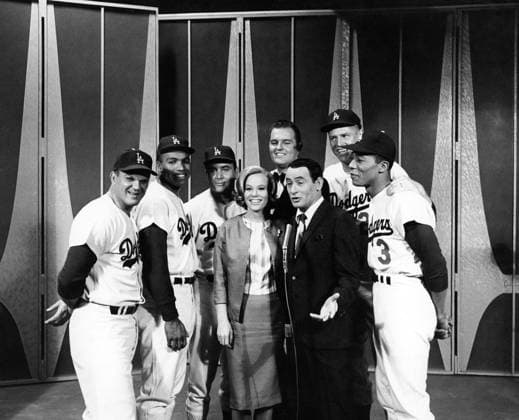 THE JOEY BISHOP SHOW, front center: Abby Dalton, Joey Bishop; back from left: Bill Skowron, Tommy Davis, Ron Perranoski, Don Drysdale, Frank Howard, Willie Davis, Joey and the L.A. Dodgers, (Season 3, Episode 28, aired March 21, 1964). TV Guide Courtesy Everett CollectionTBDJOBI EC071 PUBLICATIONXNOTxINxCANxCHNxFRAxITAxJPNxNORxPOLxRUSxESPxUKxUSA Copyright: xx TBDJOBI EC071 TBDJOBI_EC071_H