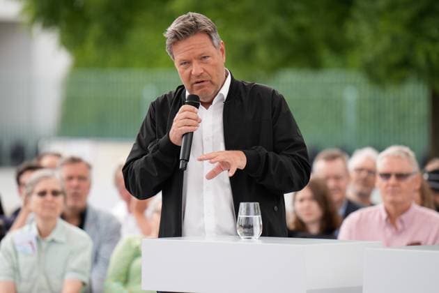 News Themen der Woche KW21 News Bilder des Tages Demokratiefest 75 Jahre Grundgesetz, Talk mit Bundeswirtschafts- und Klimaschutzminister Robert Habeck Demokratiefest 75 Jahre Grundgesetz vor dem Bundeskanzleramt, Talk mit Bundeswirtschafts- und Klimaschutzminister Robert Habeck Berlin Berlin GER *** Democracy festival 75 years of the Basic Law, talk with Federal Minister for Economic Affairs and Climate Protection Robert Habeck Democracy festival 75 years of the Basic Law in front of the Federal Chancellery, talk with Federal Minister for Economic Affairs and Climate Protection Robert Habeck Berlin Berlin GER
